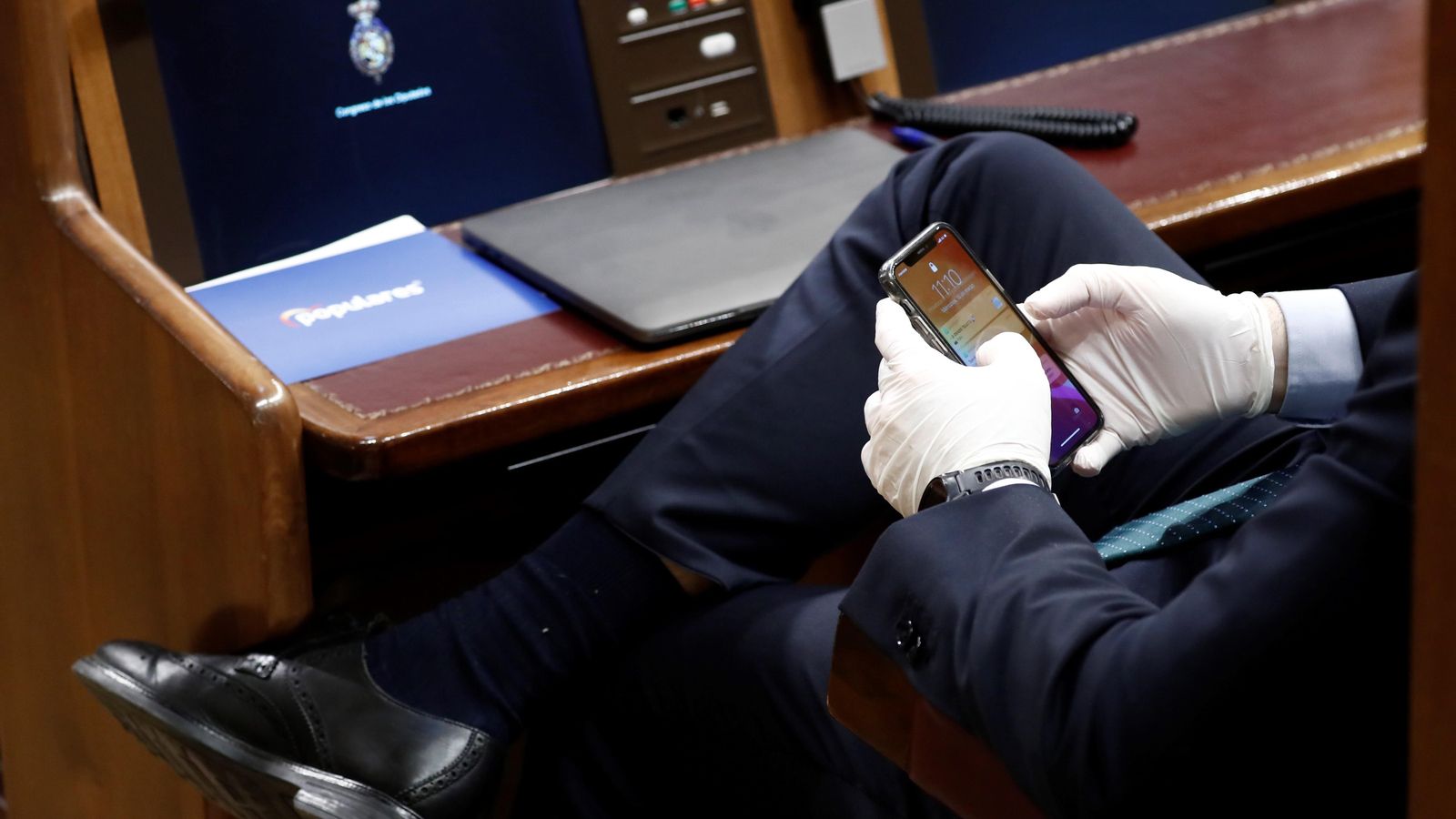 Un diputat consulta el mòbil al Congrés durant la pandèmia, en una imatge d'arxiu