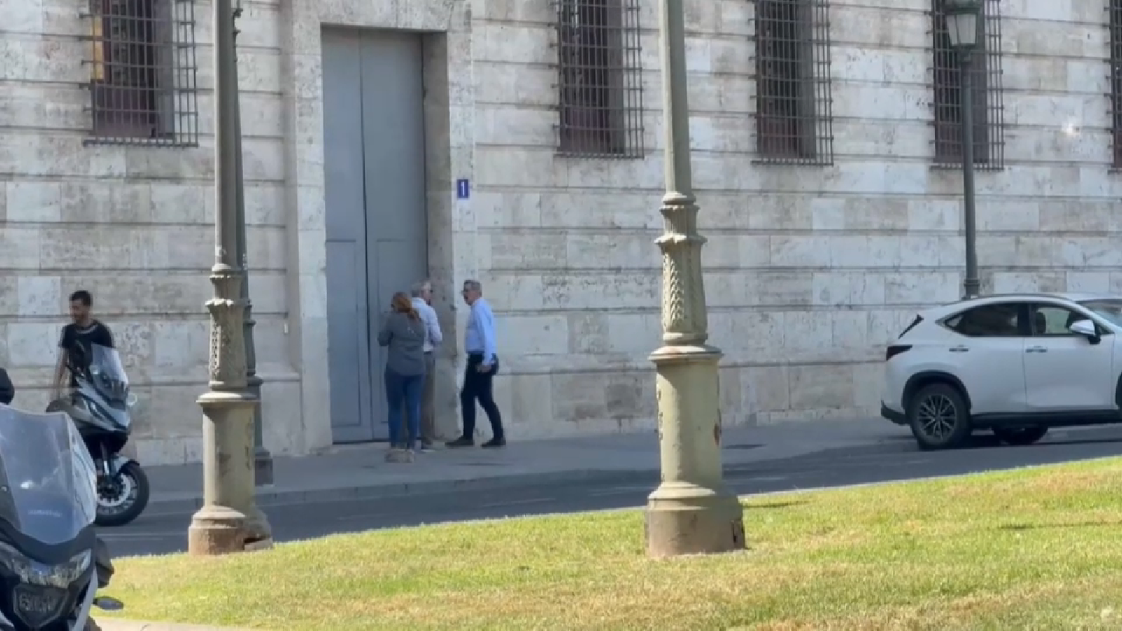Josep Maria Àngel a les portes de la delegació de govern
