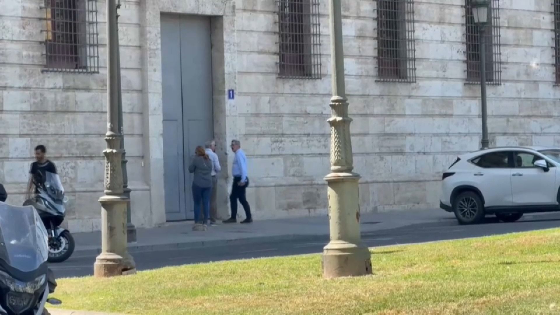 Josep Maria Àngel a les portes de la delegació de govern Josep Maria Àngel a les portes de la delegació de govern