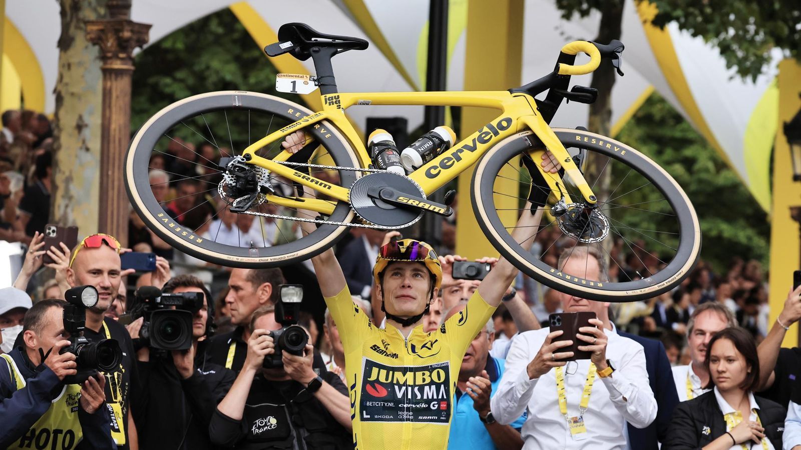 Vingegaard celebra el triomf