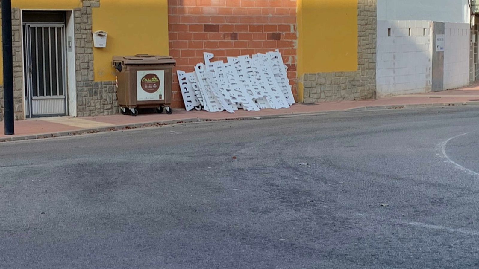 Així han quedat els cartells que arreplegaven les floretes