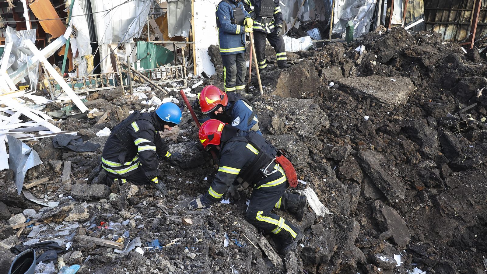 Operaris treballen en un mercat afectat per bombardejos a Shevchenkove, regió de Khàrkiv, nord-est d'Ucraïna
