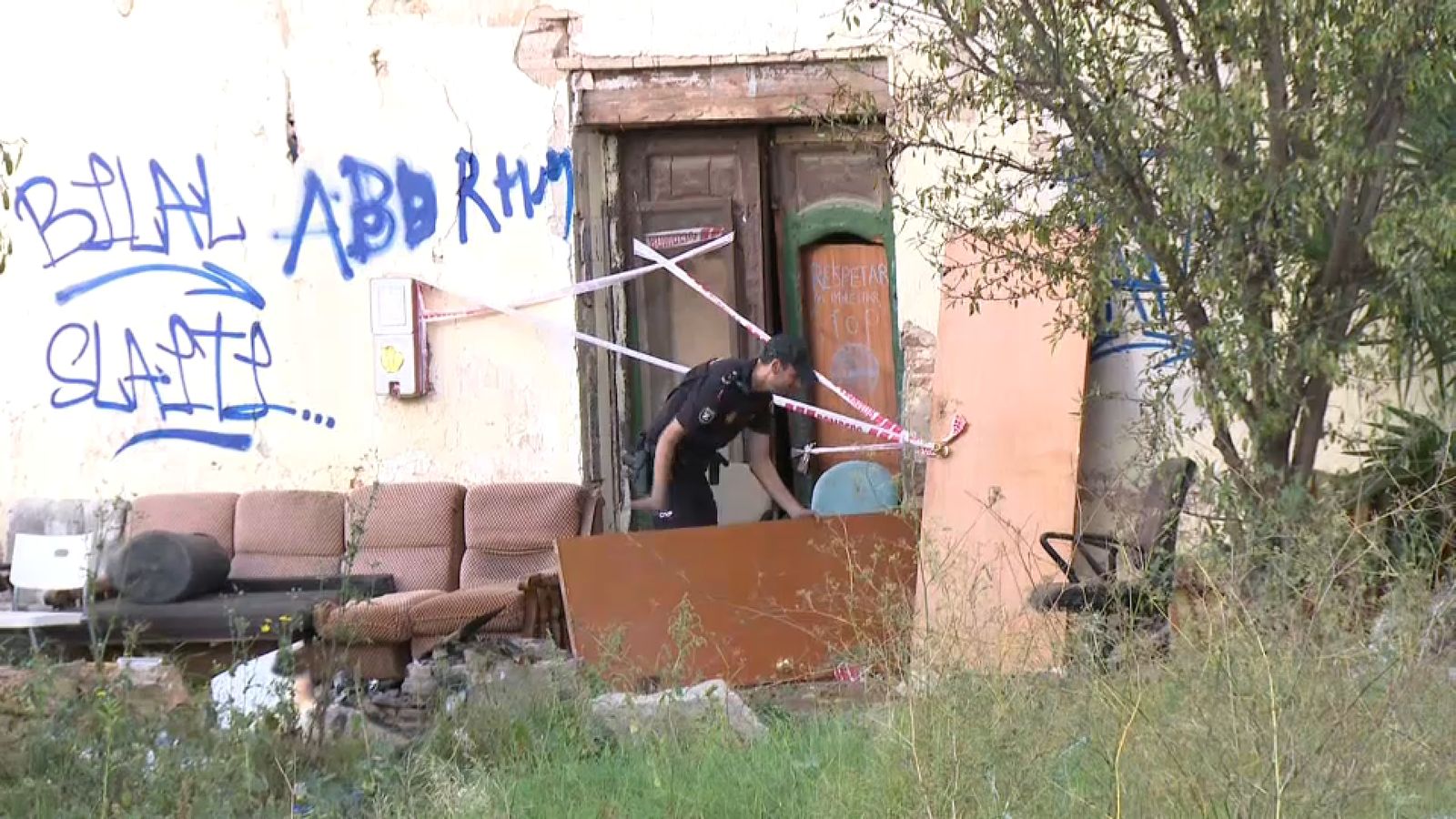 Un agent precinta l'habitatge