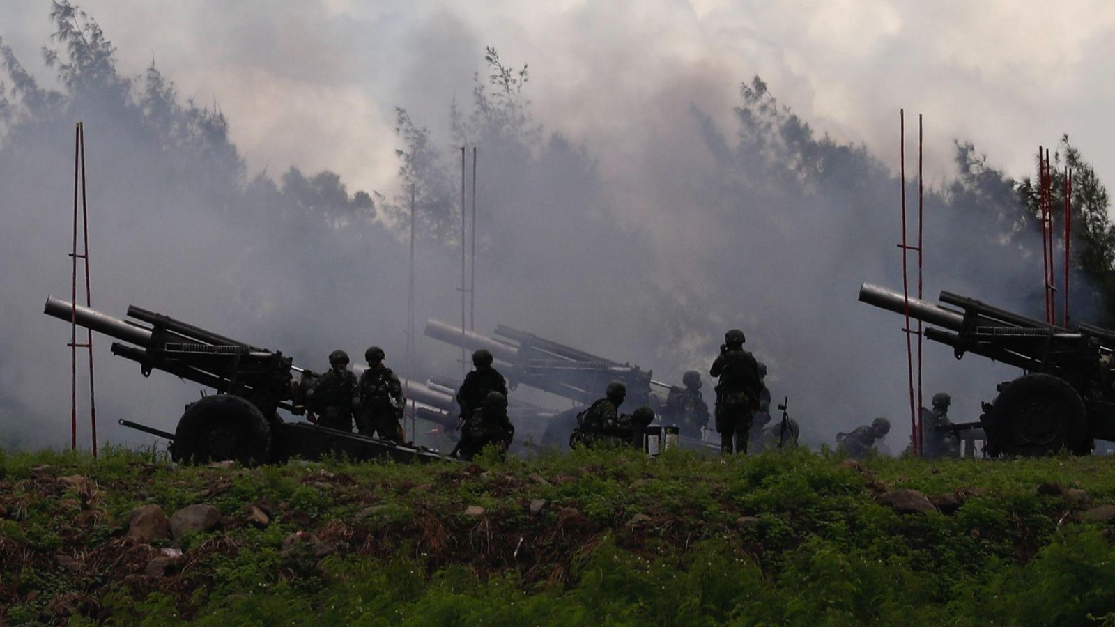 Soldats taiwanesos carreguen artilleria en les maniobres