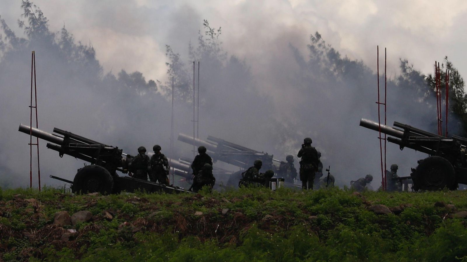 Soldats taiwanesos carreguen artilleria en les maniobres