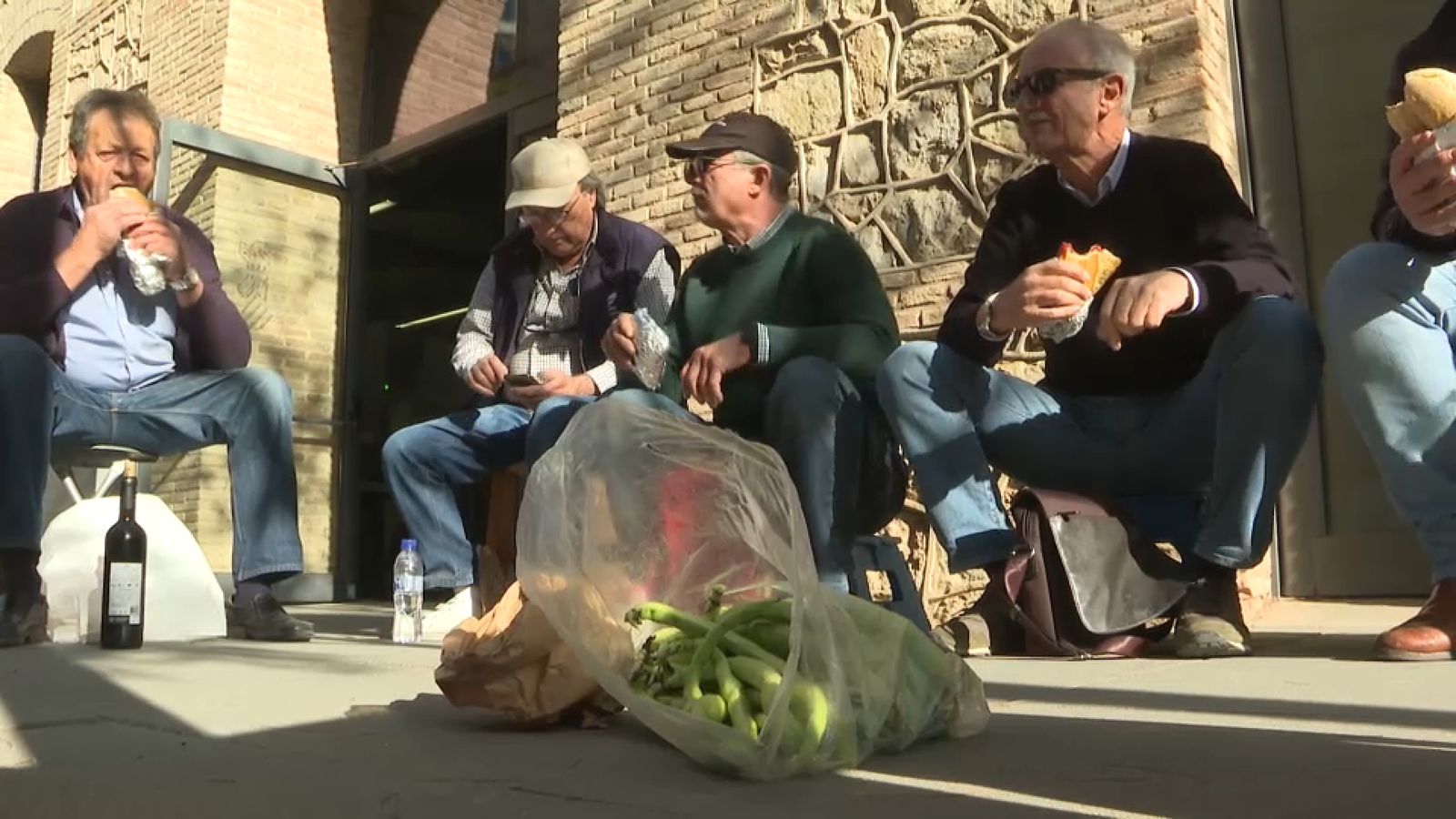 Un grup d'arrosser durant l'esmorzar-protesta que han protagonitzat davant de la conselleria d'Agricultura