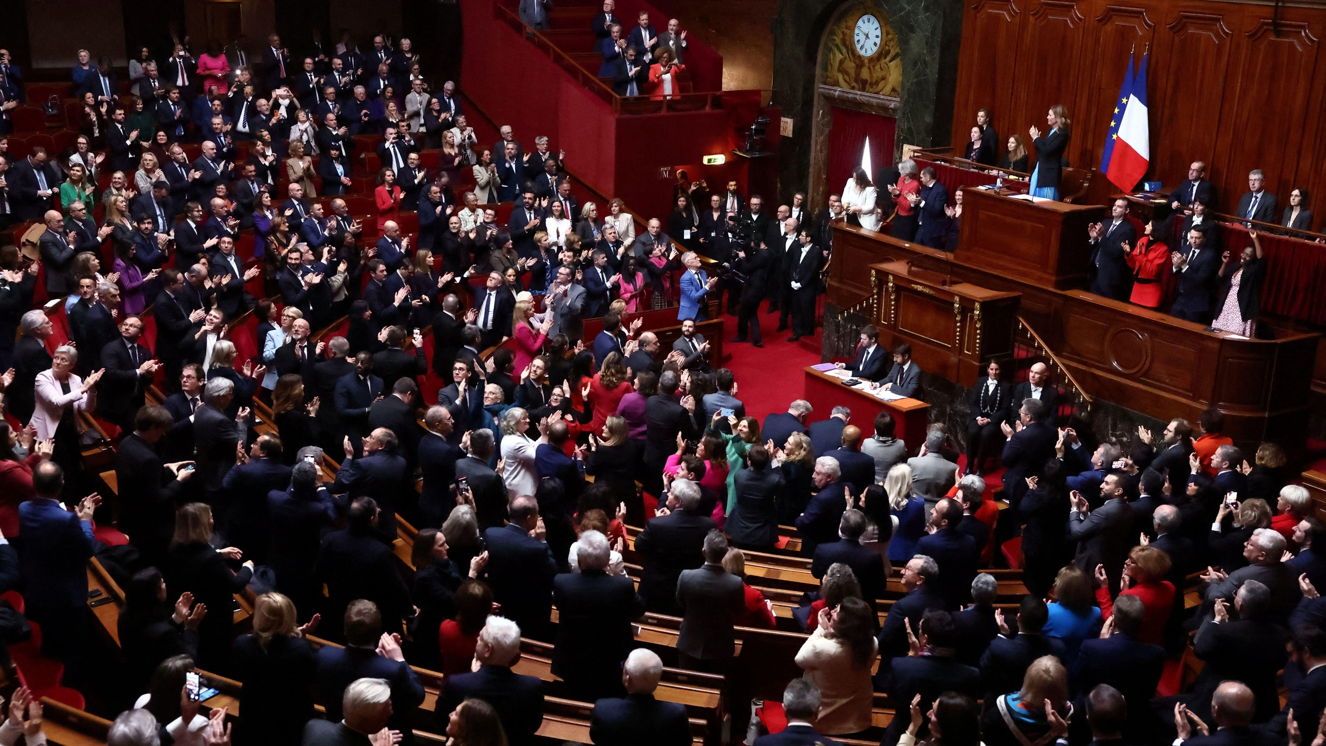 Vista de l'hemicicle de Versalles mentre els legisladors francesos aplaudeixen després de consagrar el dret a l'avortament a la Constitució, Vista de l'hemicicle de Versalles mentre els legisladors francesos aplaudeixen després de consagrar el dret a l'avortament a la Constitució,