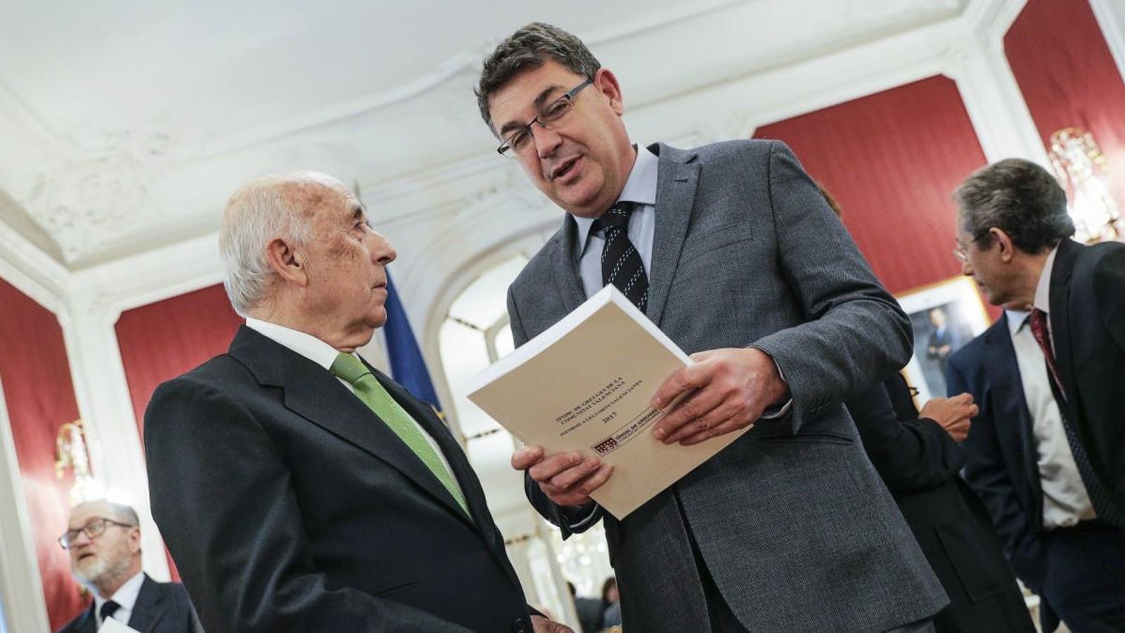 El Síndic de Greuges, José Cholbi, lliura al president de les Corts, Enric Morera, la Memòria Anual de 2017