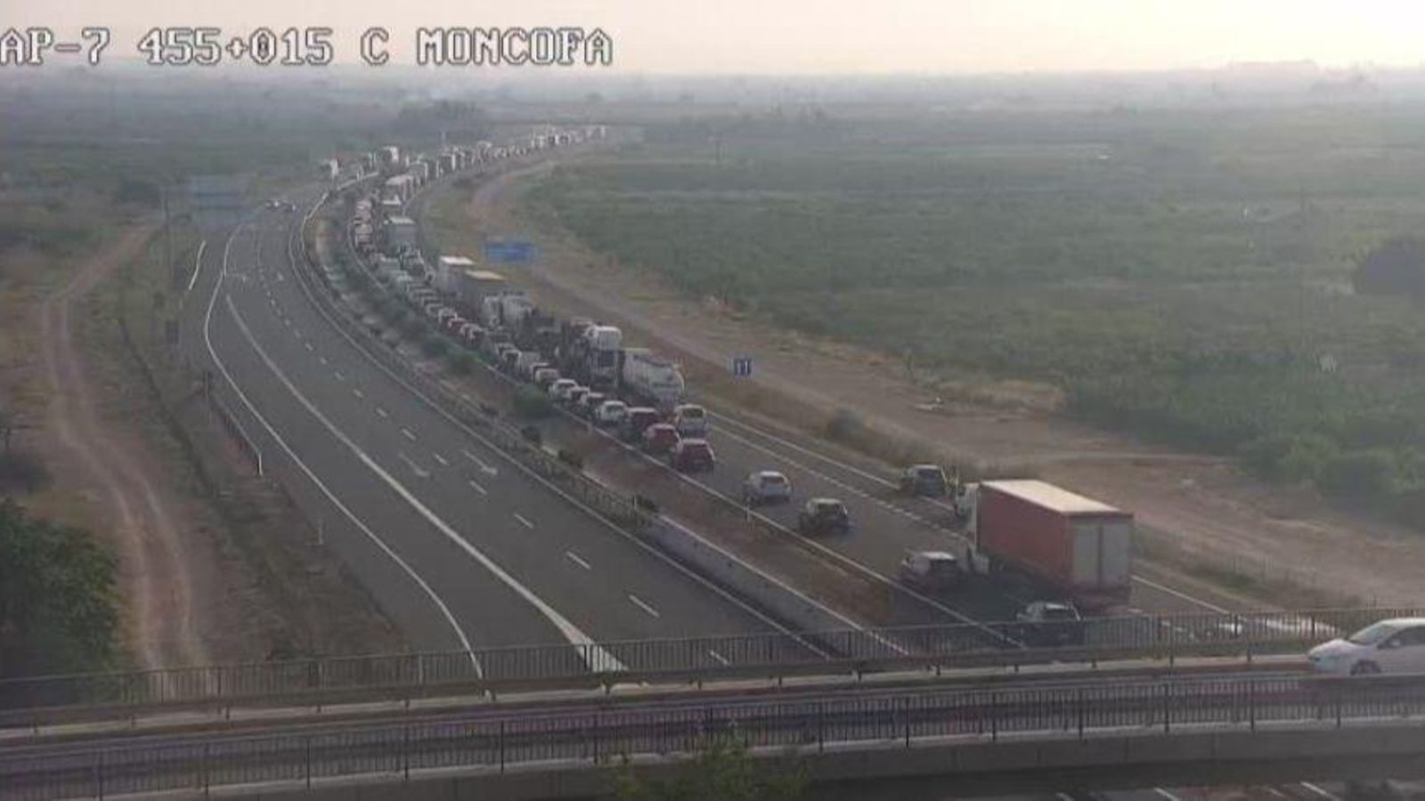 Retenció que ha ocasionat l'accident registrat en l'autopista AP-7, a l'altura de Moncofa