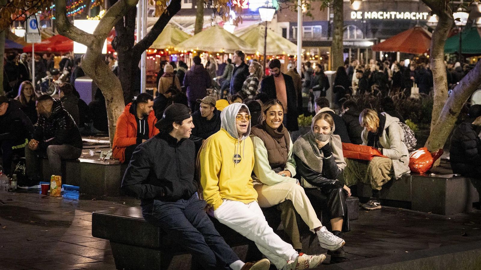 Diversos joves a la plaça Rembrandt d'Àmsterdam el passat 13 de novembre