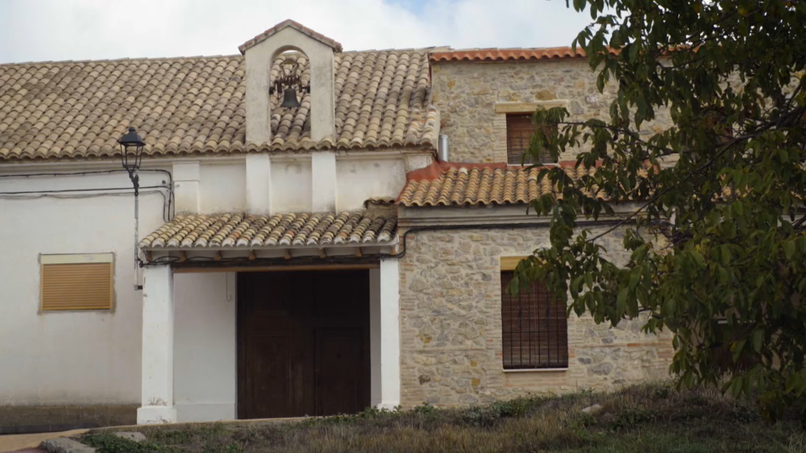 Canales no té bar, però si església