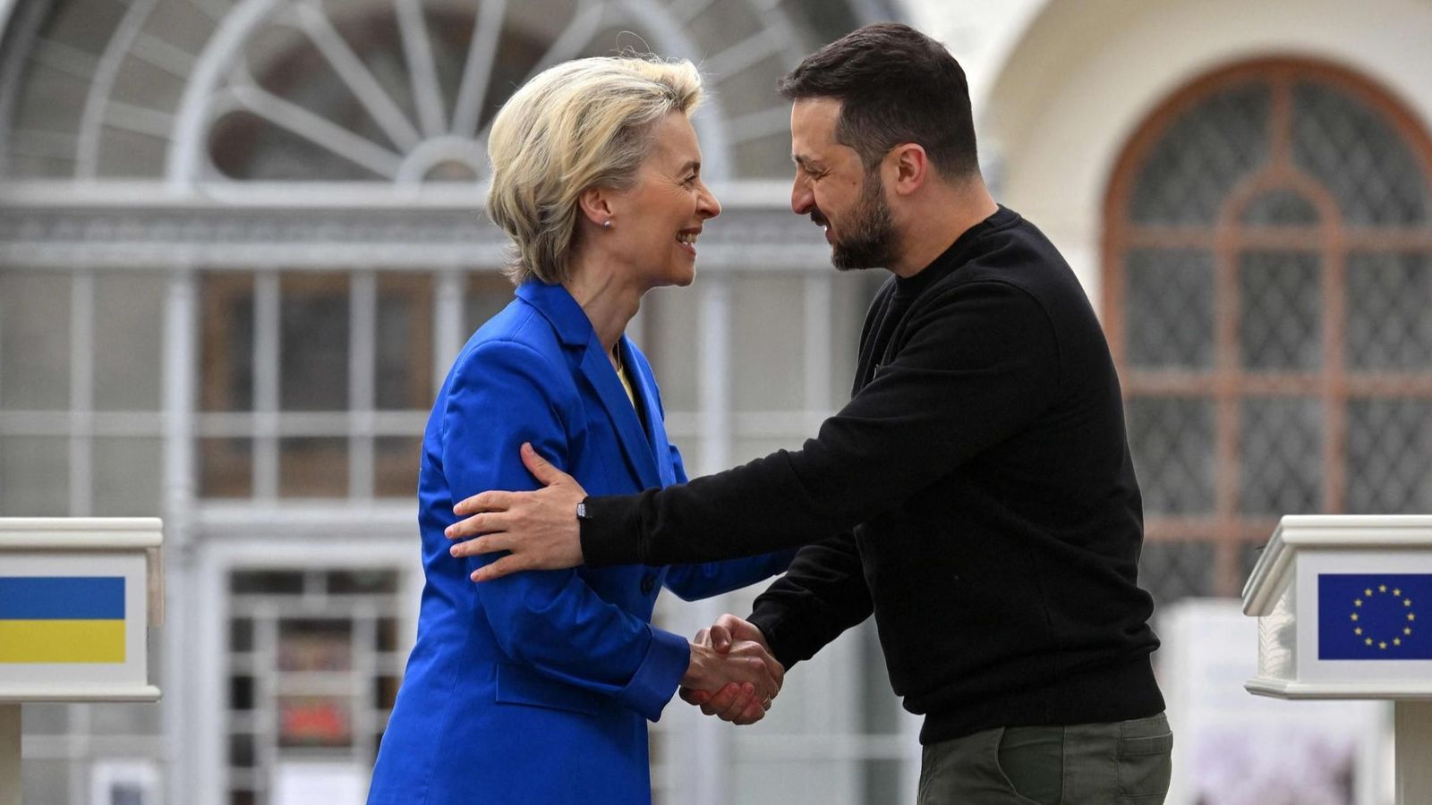 Von der Leyen i Zelenski s'encaixen les mans en una matge d'arxiu