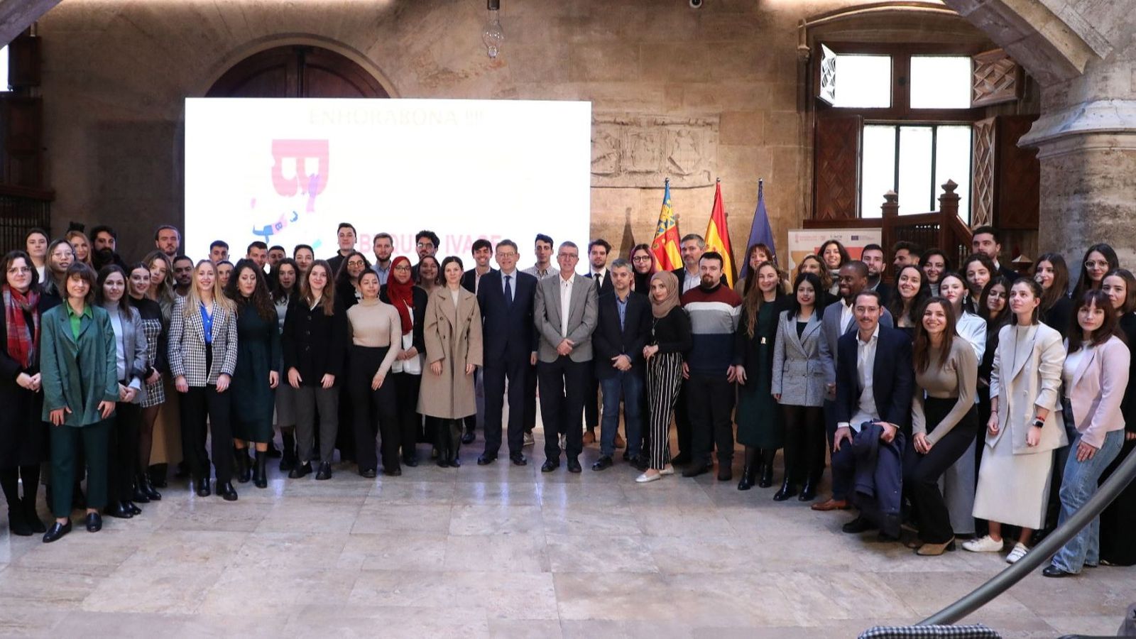 El president de la Generalitat, Ximo Puig, amb els 58 joves becats per l'IVACE