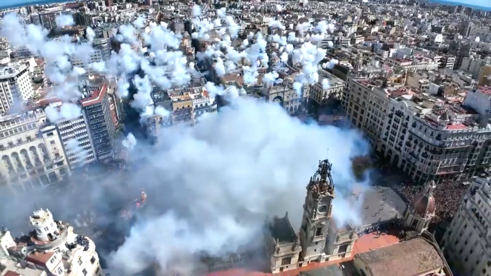 La plaça de l'ajuntament de València a vista de dron
