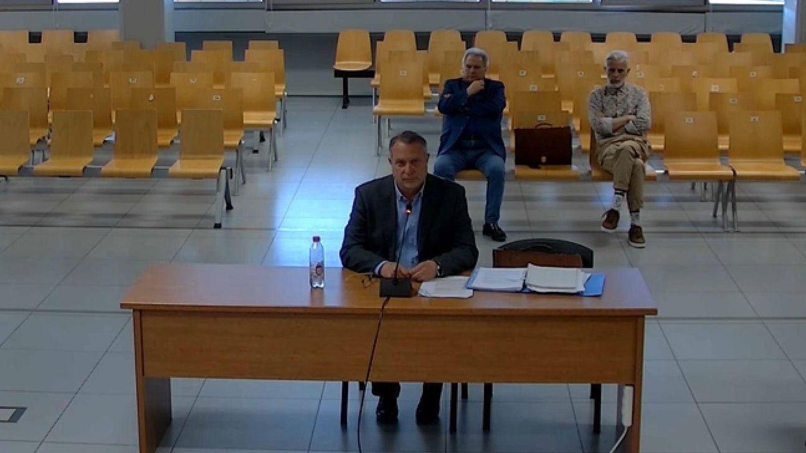 L'excap de servei de la Diputació, Salvador Deusa, declara al tribunal en presència d'Alfons Rus i Marcos Benavent L'excap de servei de la Diputació, Salvador Deusa, declara al tribunal en presència d'Alfons Rus i Marcos Benavent