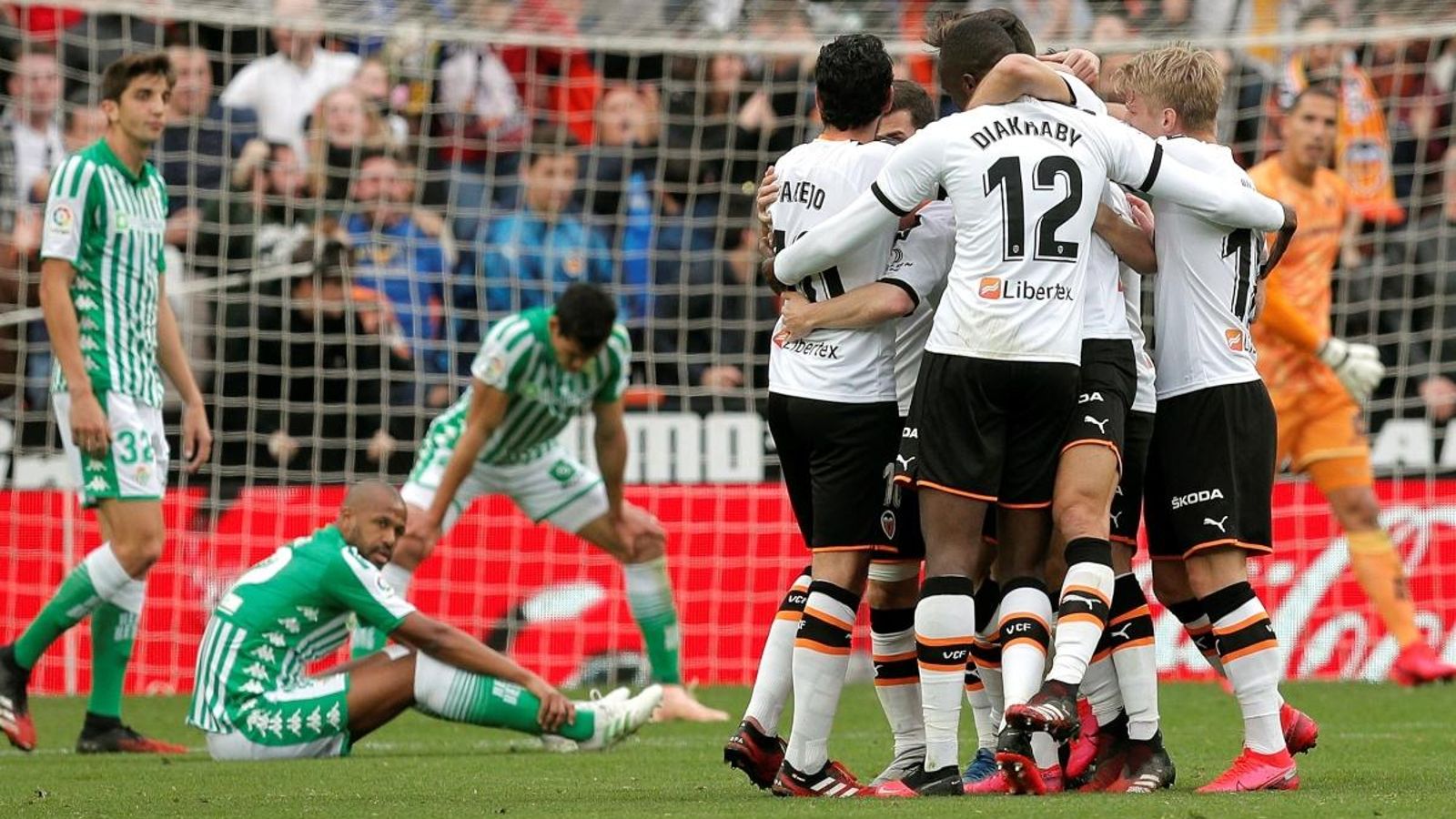 El jugadors del València celebrant el gol a Mestalla