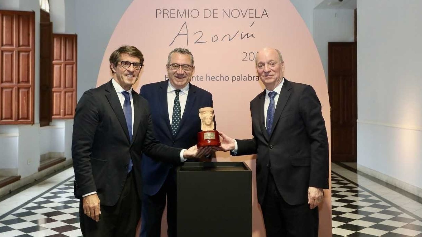 El president de la Diputació d'Alacant i els responsables del grup Planeta en la presentació dels finalistes del guardó este dimecres