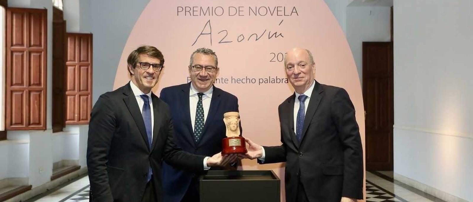 El president de la Diputació d'Alacant i els responsables del grup Planeta en la presentació dels finalistes del guardó este dimecres