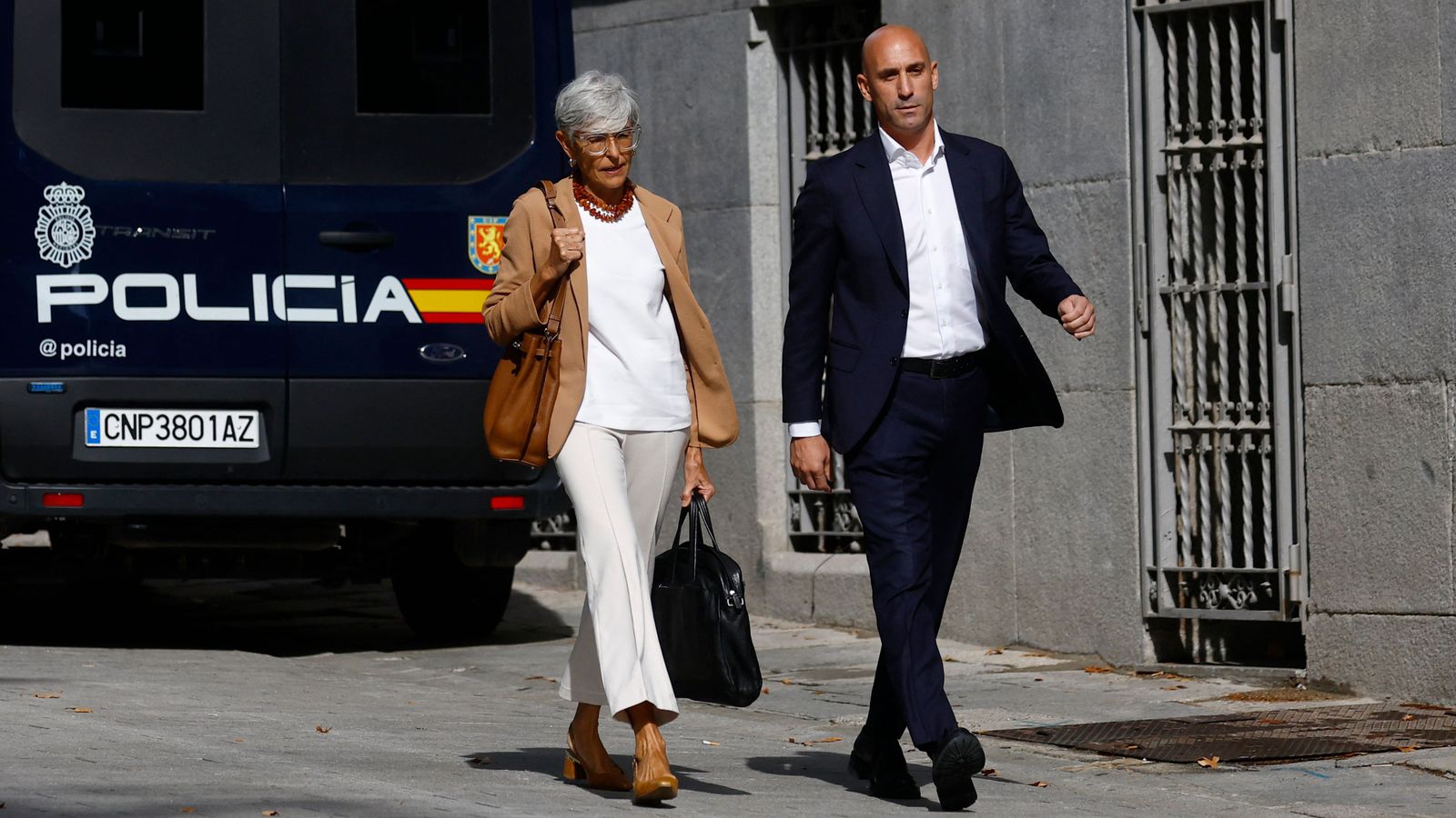 Luis Rubiales arriba a l'Audiència Nacional acompanyat de la seua advocada