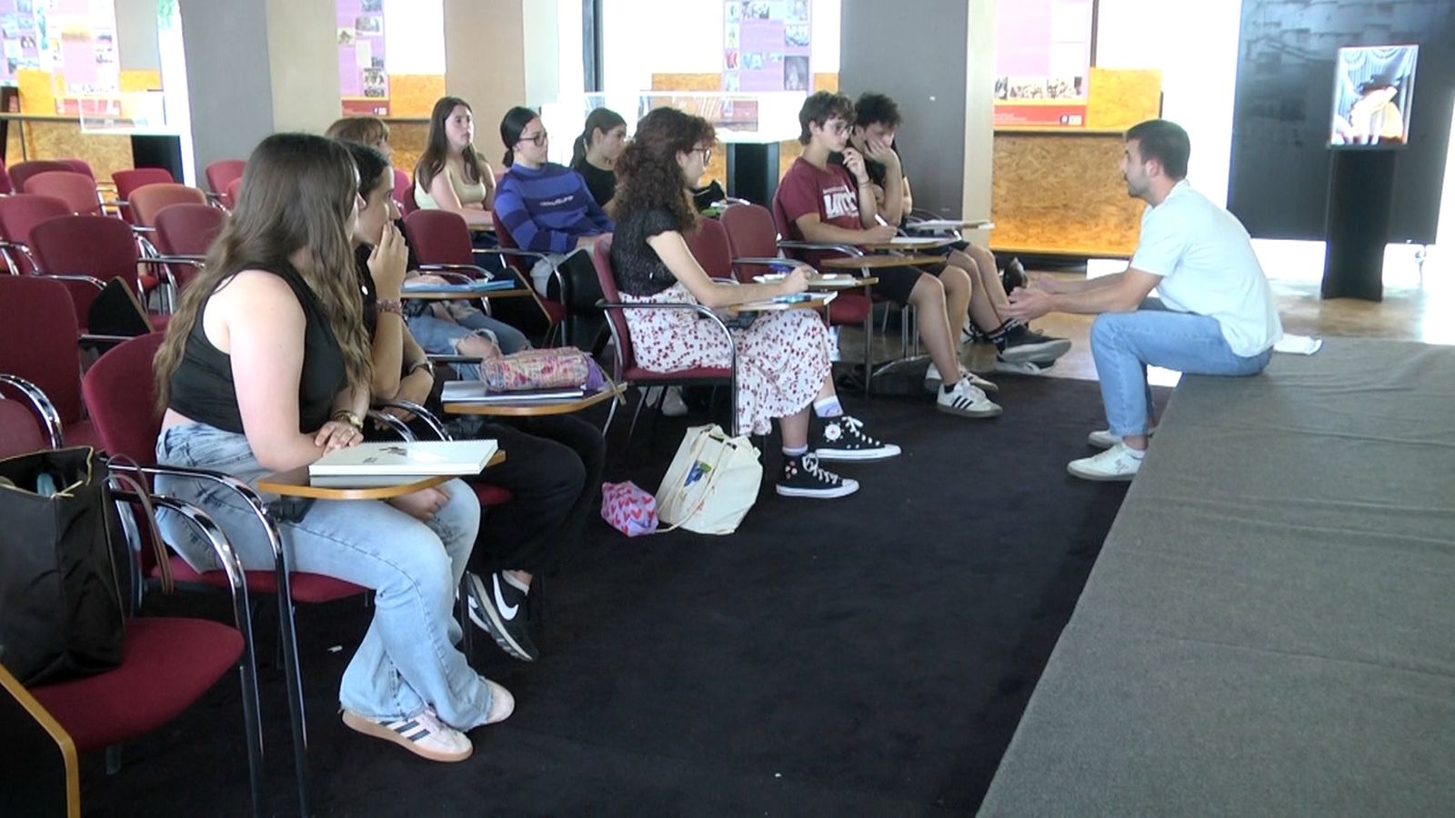 Un professor voluntari dona classe de repàs a l'alumnat que es presenta a les PAU