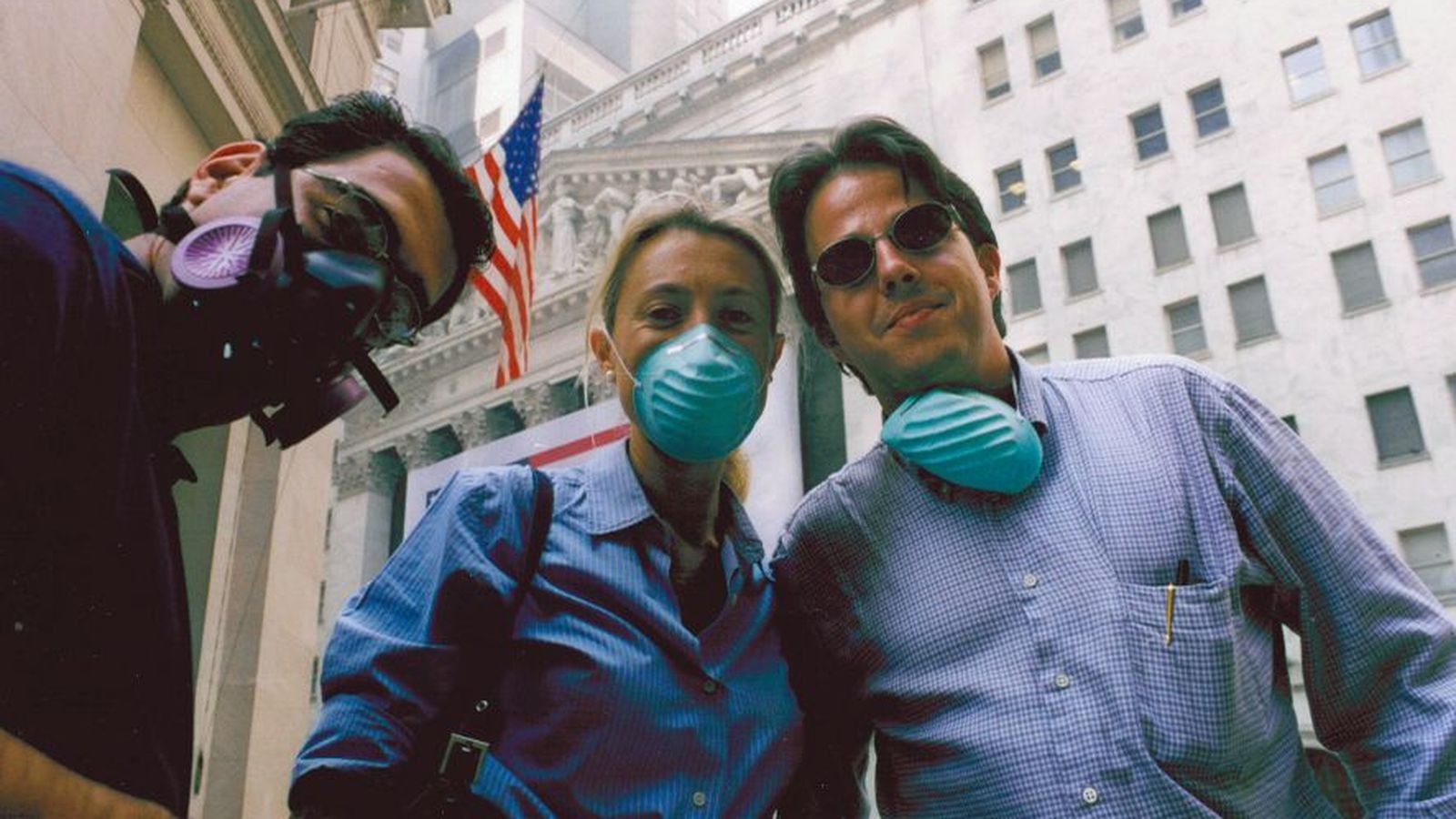 L'operador de càmera Vicent Santapau, la productora Belén Bordils i el periodista Pep Sastre, dies després dels atemptats, a Nova York