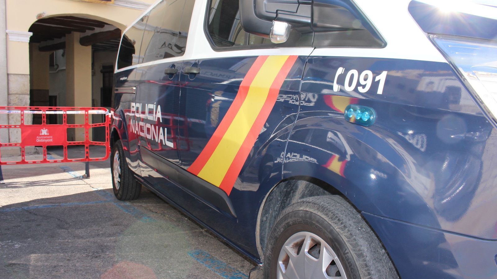 Agents de la Policia Nacional han detingut en la localitat d'Ontinyent a un home per agredir sexualment a la seua exparella i infringir una ordre d'allunyament