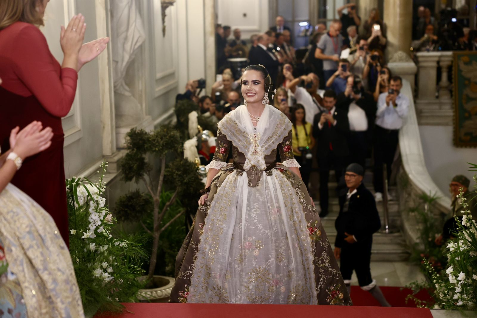 Beatriz Blanco, fallera major de València 2027, puja l'escalinata de marbre de l'Ajuntament de València