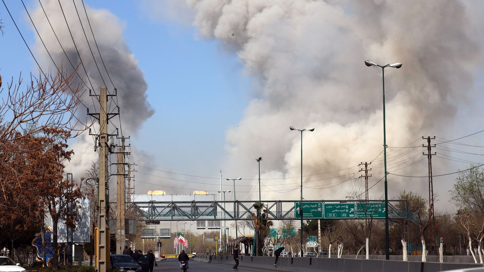 Persones corren per a protegir-se mentre s’alça fum després d’un atac aeri al centre de Teheran, l’IranPersones corren per a protegir-se mentre s’alça fum després d’un atac aeri al centre de Teheran, l’Iran, el 5 de març