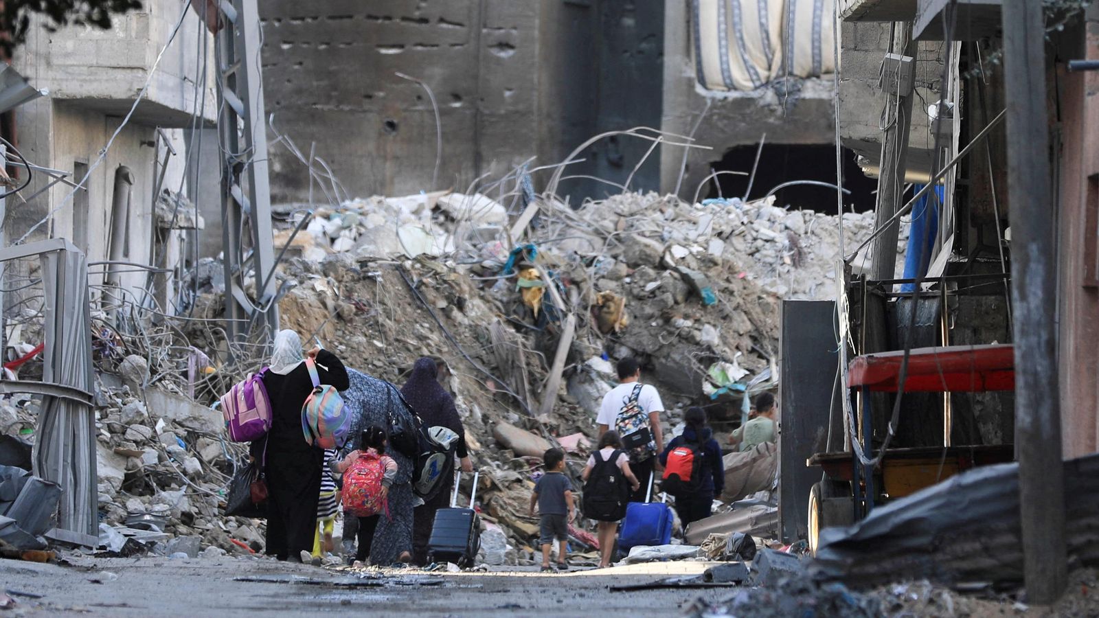 Una famiília palestina marxa cap a la zona sud de la Franja en busca de seguretat Una famiília palestina marxa cap a la zona sud de la Franja en busca de seguretat