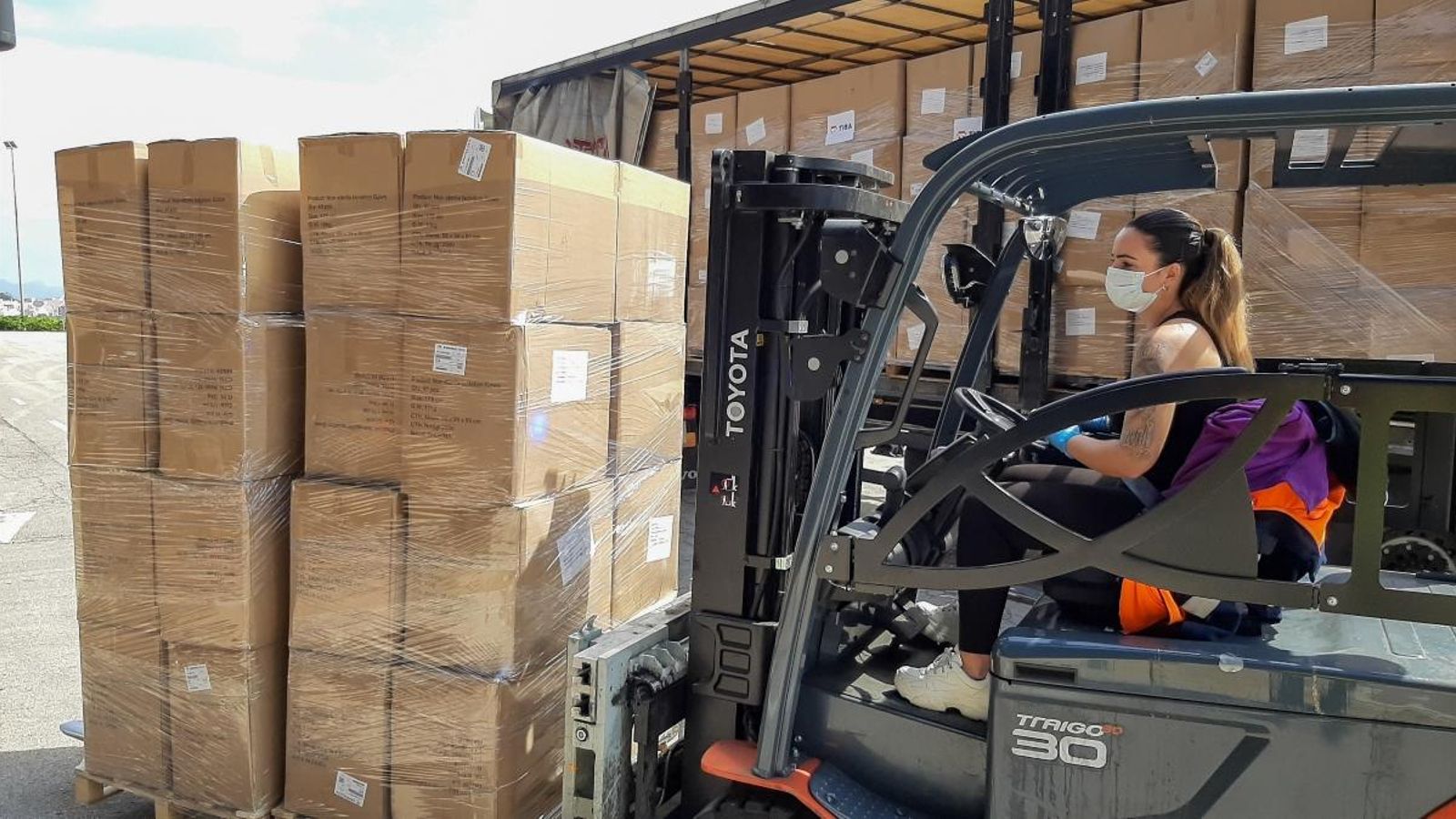 El carregament del material sanitari del setzé avió negociat per la Generalitat