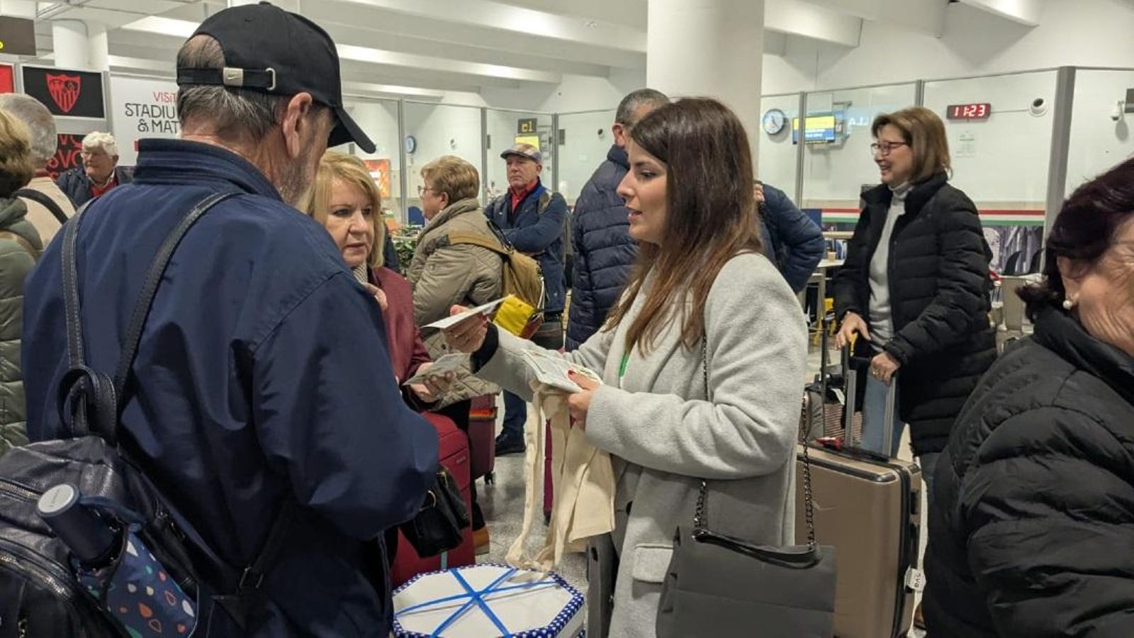 Membres de Facua informen els passatgers en set aeroports espanyols Membres de Facua informen als passatgers en set aeroports espanyols