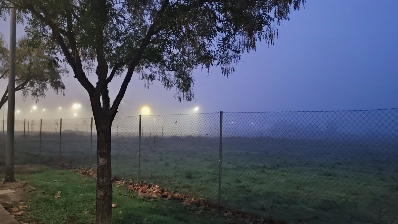 La boira dificultava la visibilitat aquest dilluns de matí en diverses localitats de l'oest de l'àrea metropolitana de València