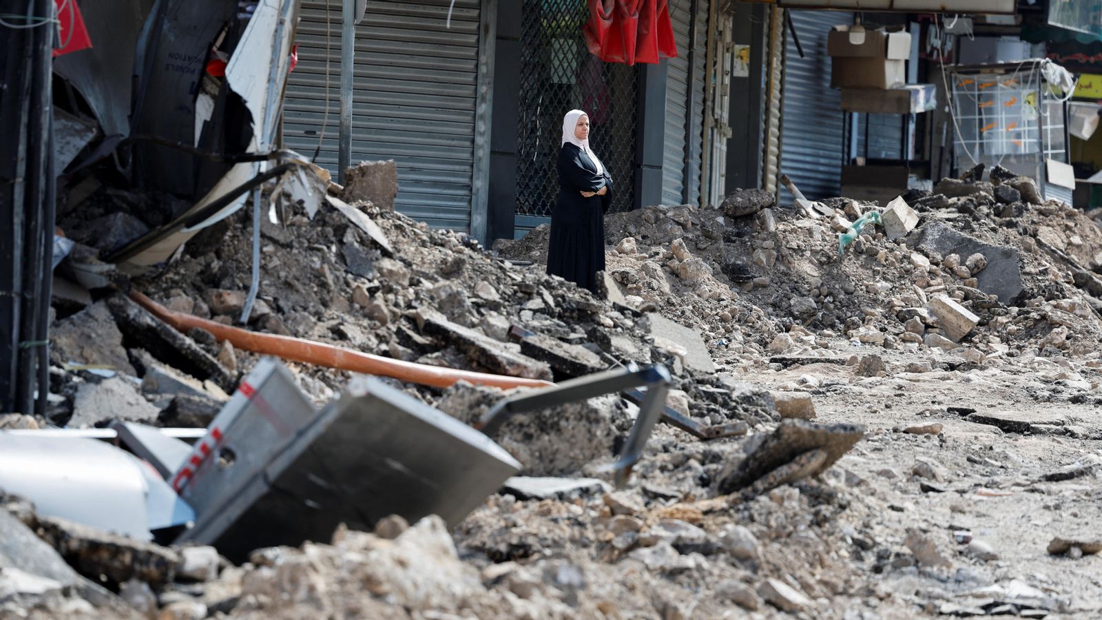 Una dona contempla la destrucció causada durant l'ofensiva israeliana a Jenin
