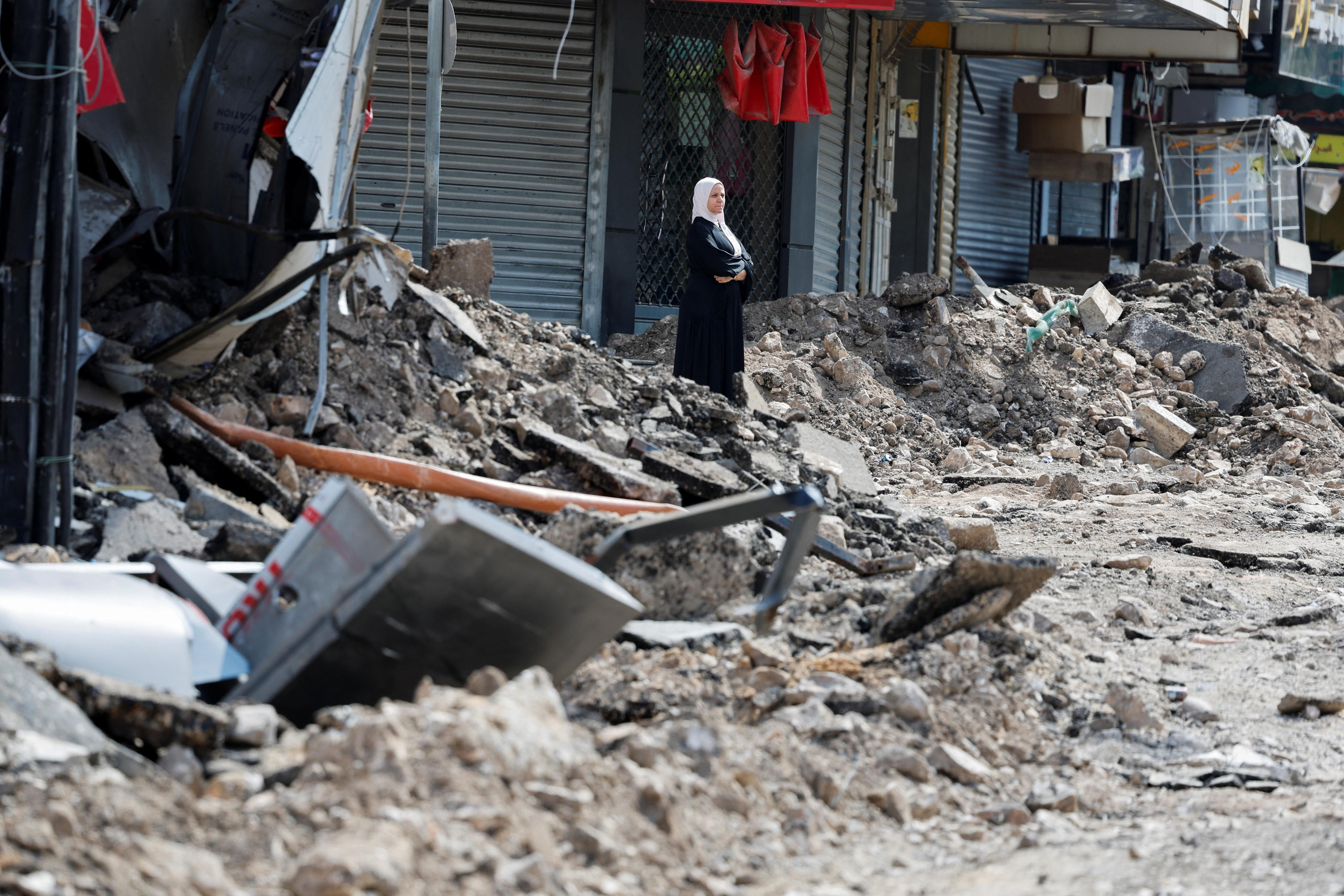 Una dona contempla la destrucció causada durant l'ofensiva israeliana a Jenin