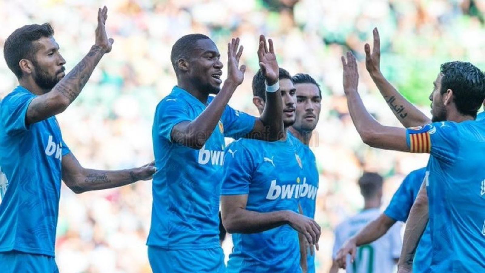Kondogbia saluda Parejo després de fer el primer gol