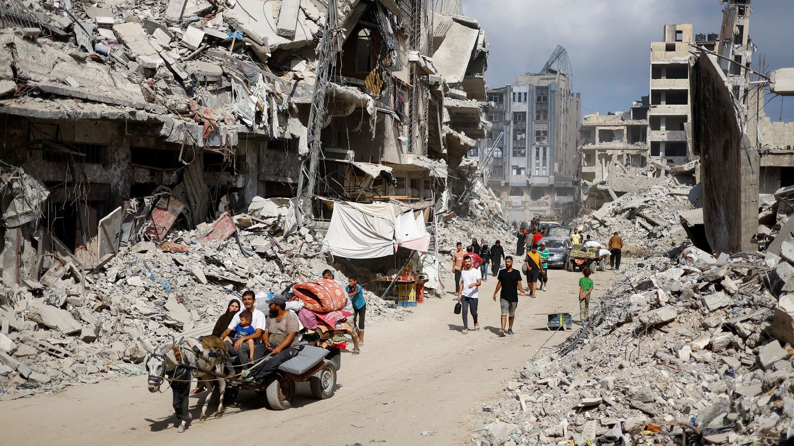 Un grup de palestins retorna a Khan Yunis després del replegament de les tropes israelianes