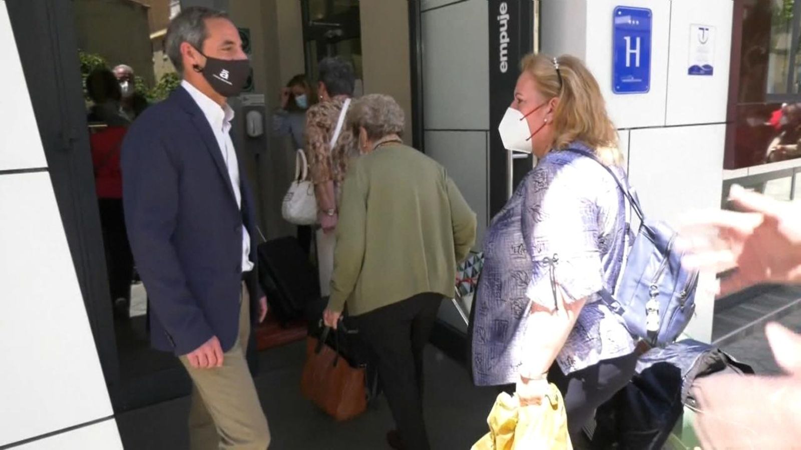 El director d'un hotel dona la benvinguda als turistes de l'Imserso