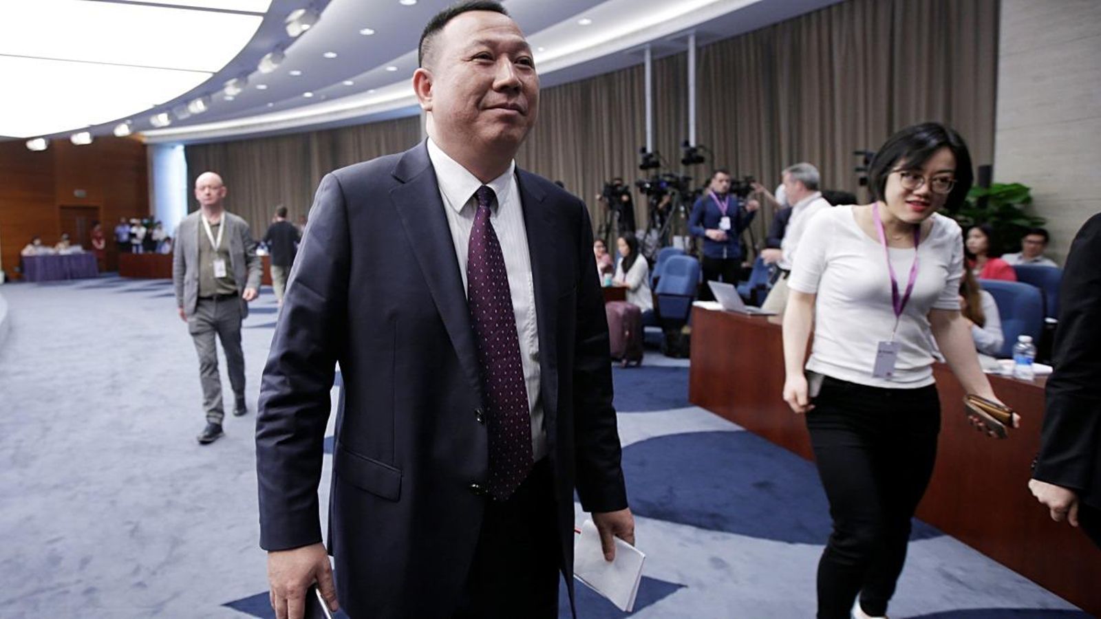 El director legal de Huawei, Song Liuping, marxa de la roda de prema a Shenzhen (Xina)