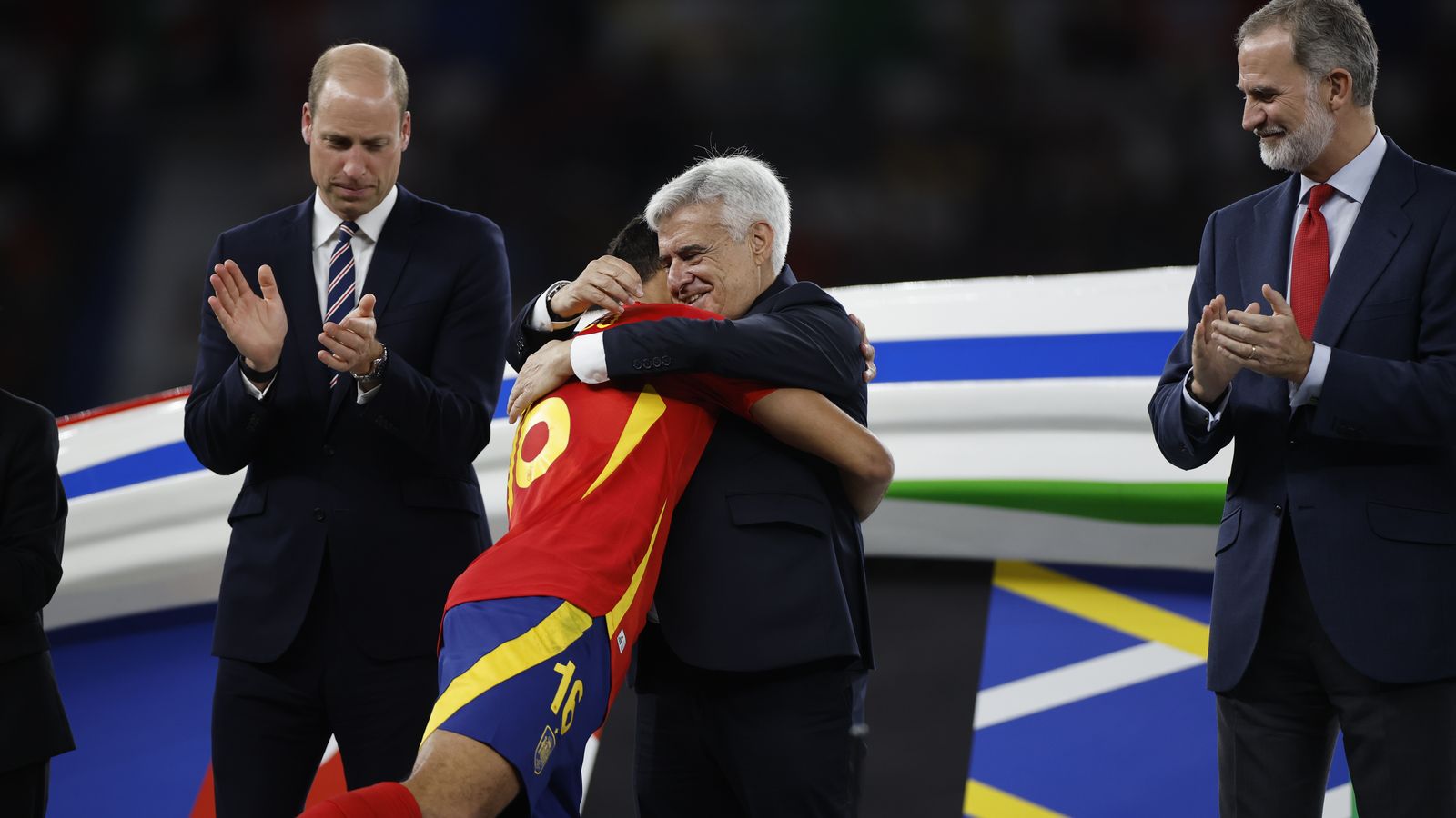 Pedro Rocha felicita Rodrigo després de la final de l'Eurocopa