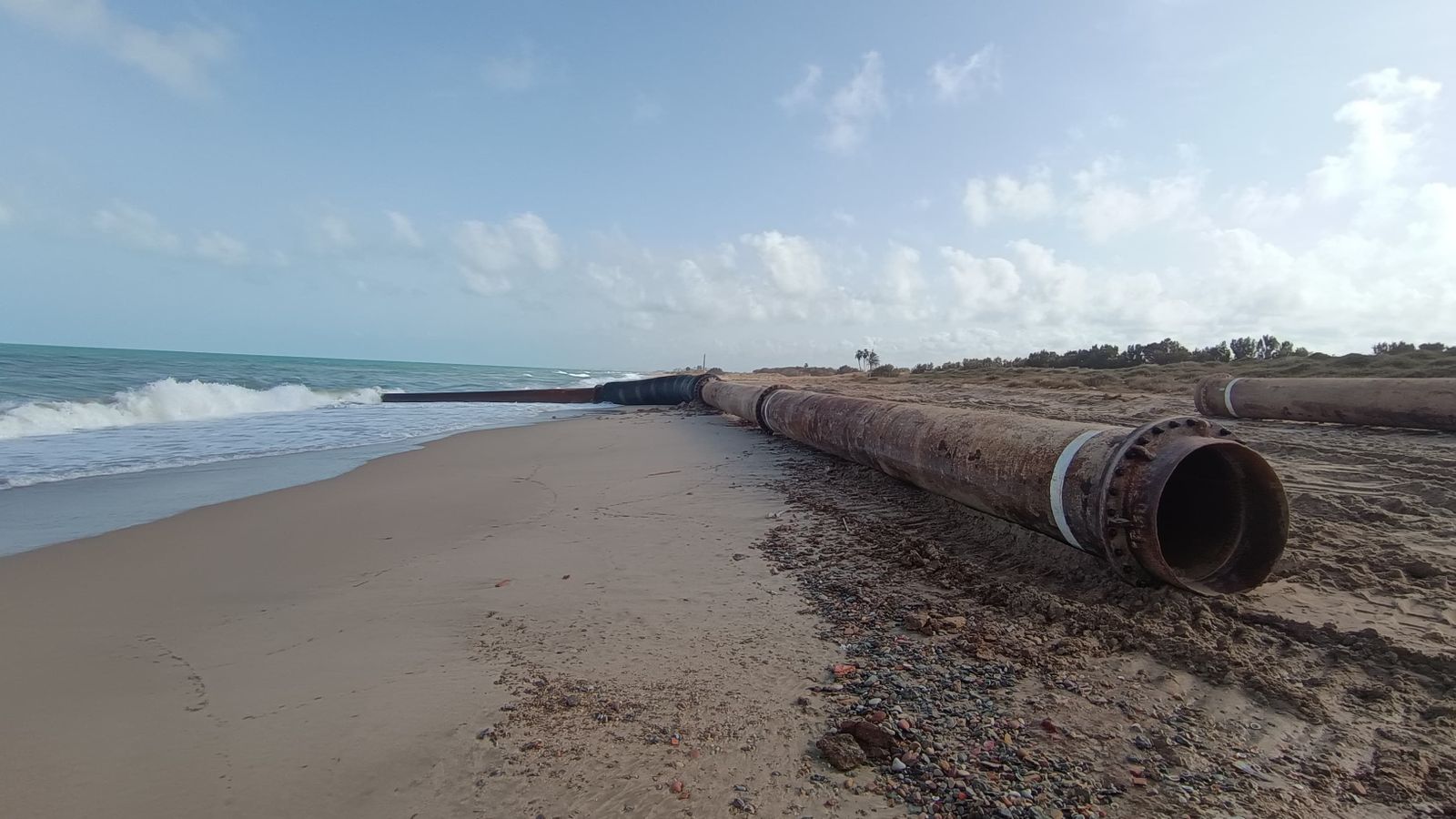 Tubs al llarg de la platja de l’Arbre del Gos, a València