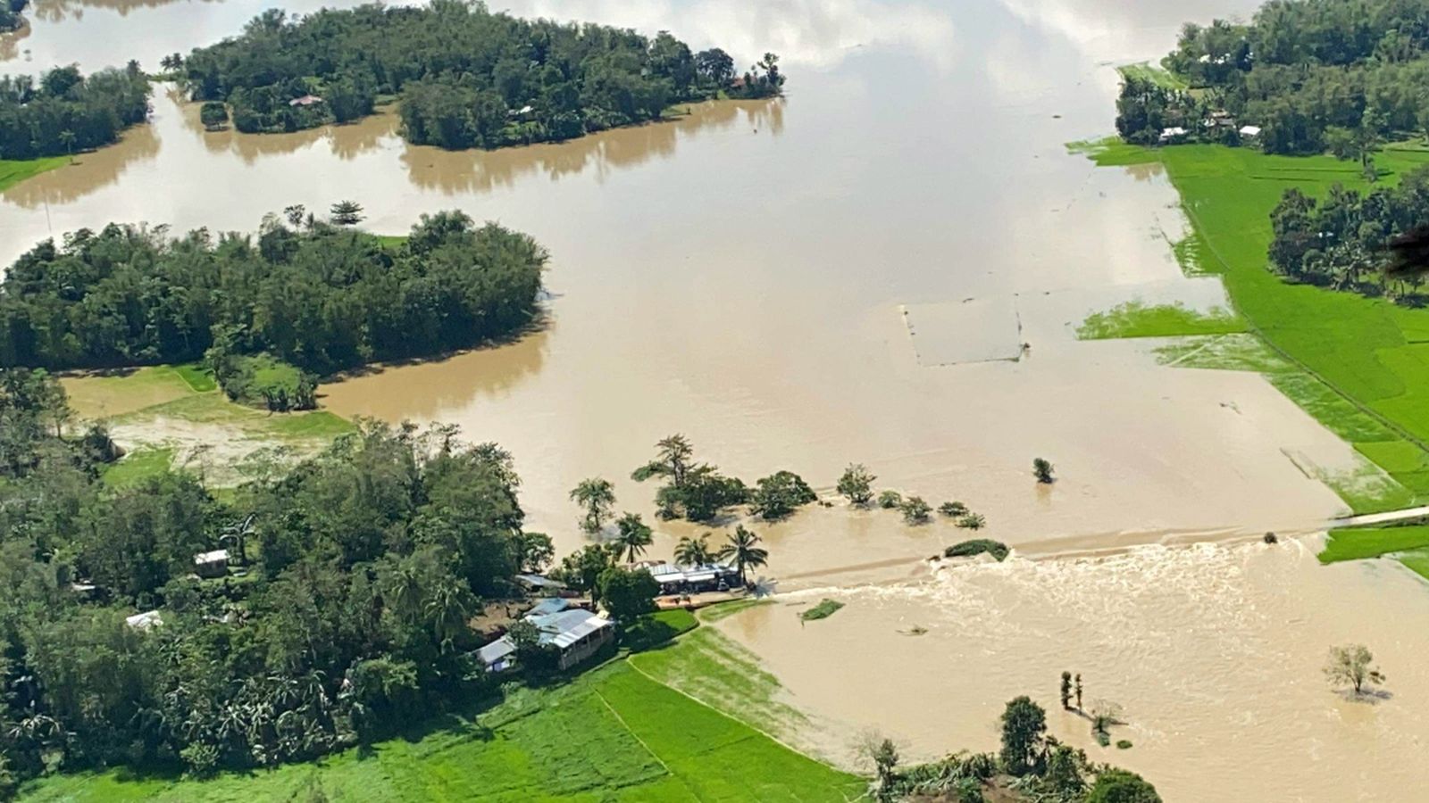 Imatges de les inundacions causades per Phanfone