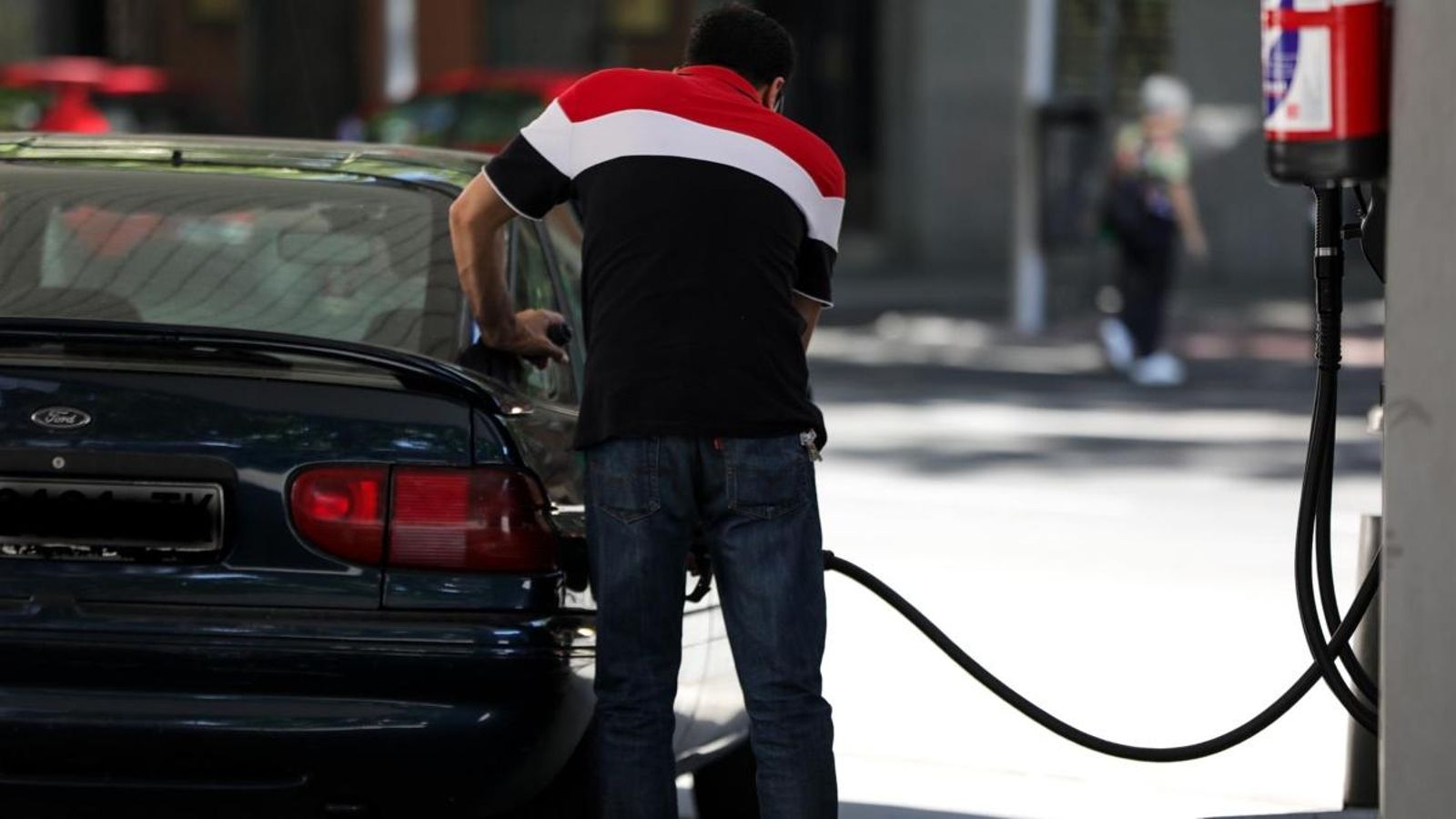 Un conductor posa gasolina en el seu vehicle en una imatge d'arxiu