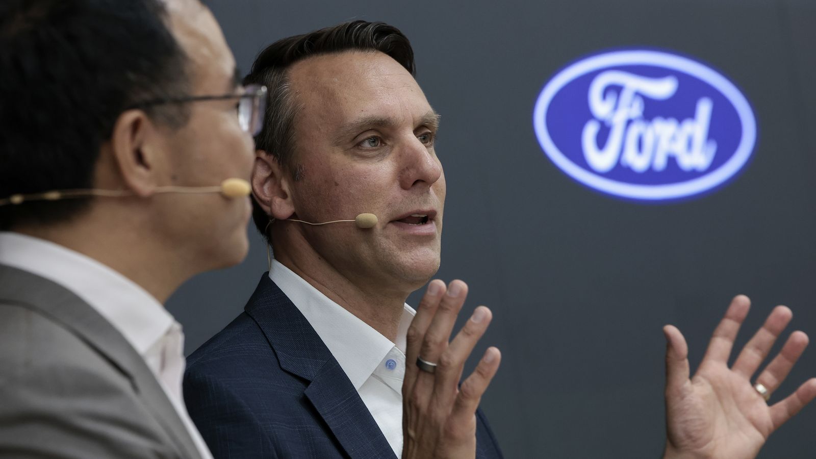 El president de Ford Europa, Jim Baumbick, y el vicepresident de Geely, Victor Yang, durant la roda de premsa este dijous
