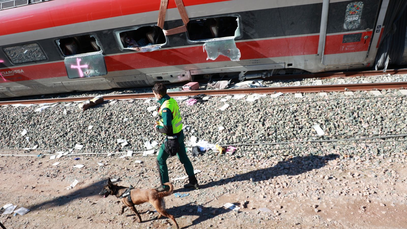 Un dels vagons d'un dels trens sinistrats mentre avancen les tasques de recerca dels cossos