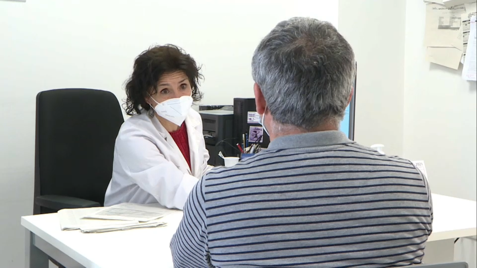 Una metgessa passa consulta a un centre de salut