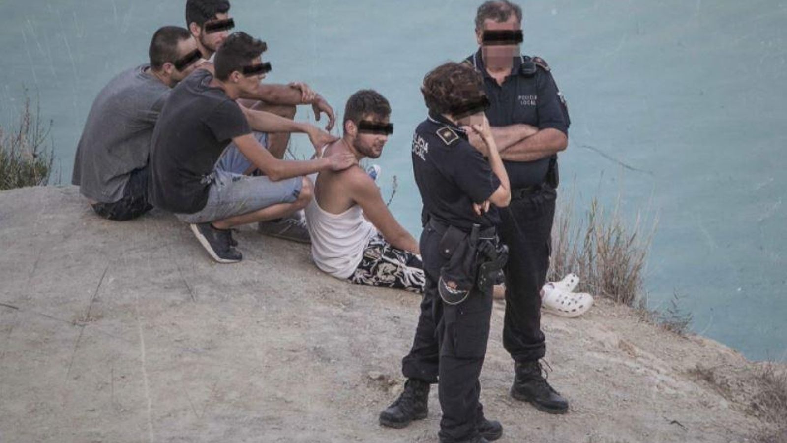 El moment en què un grup de joves troba una maleta amb un cos a la llacuna de Rabassa