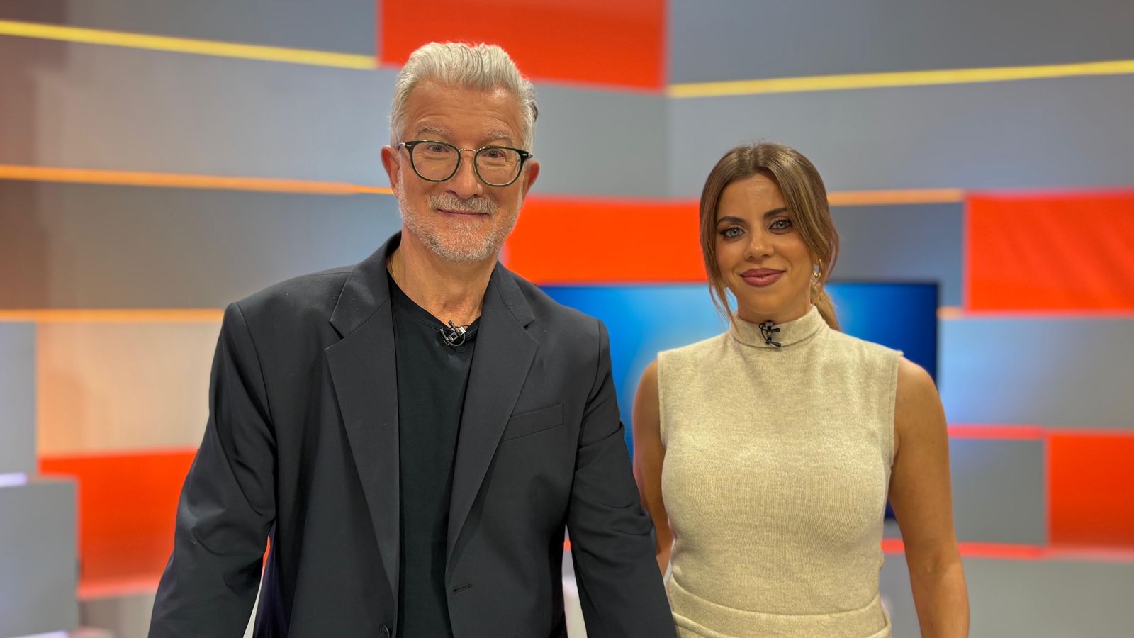 Josep Ramon Lluch i Anaïs Ordóñez analitzen este dissabte l'escola i pregunten si ara hi ha més formació però menys educació