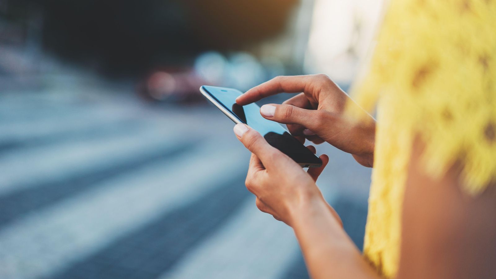 imatge d'arxiu d'una usuària amb el telèfon mòbil