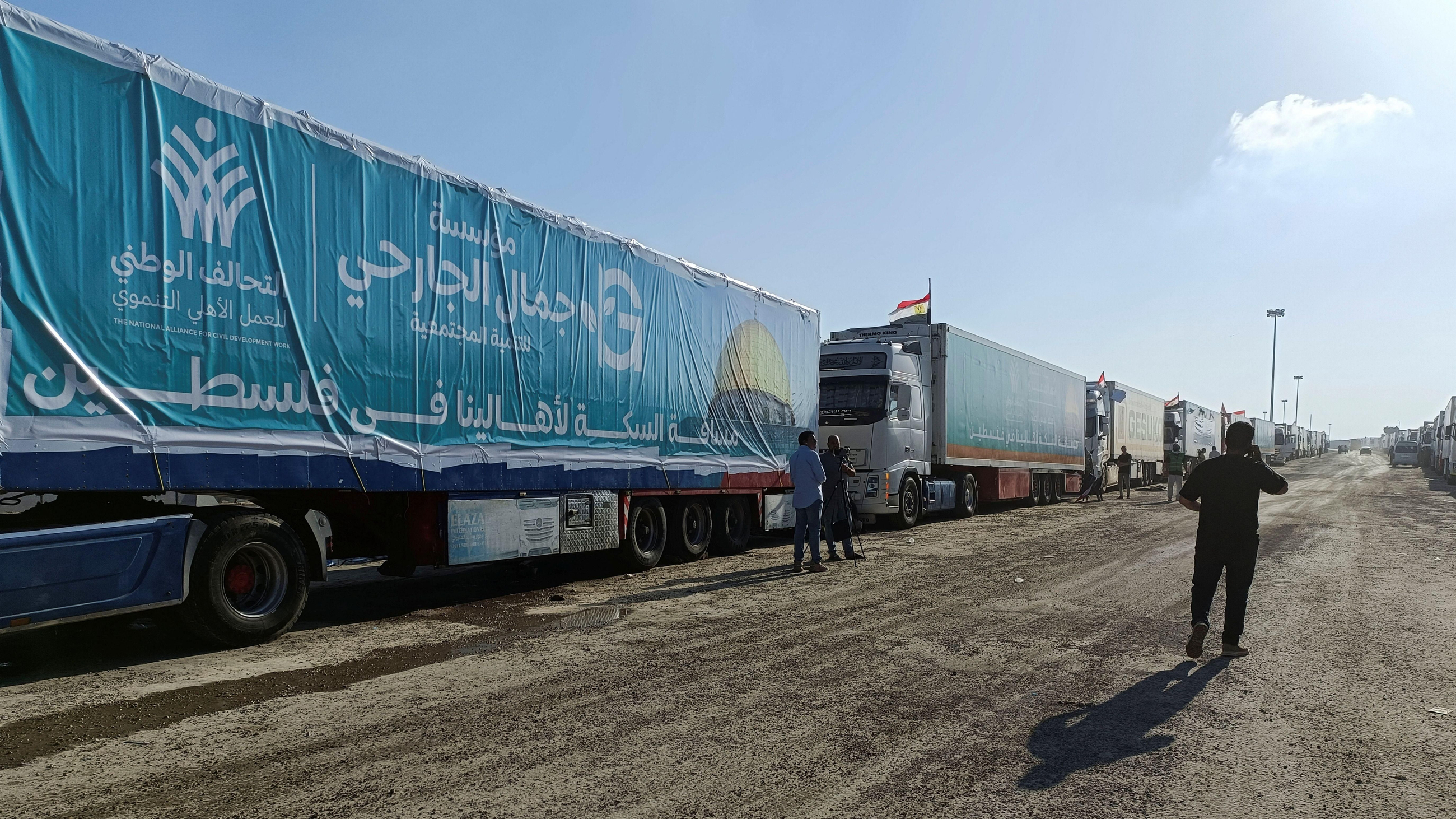 Camions amb ajuda humanitària esperen al pas de Rafah, a Egipte, a l'espera d'entrar en la Franja de Gaza