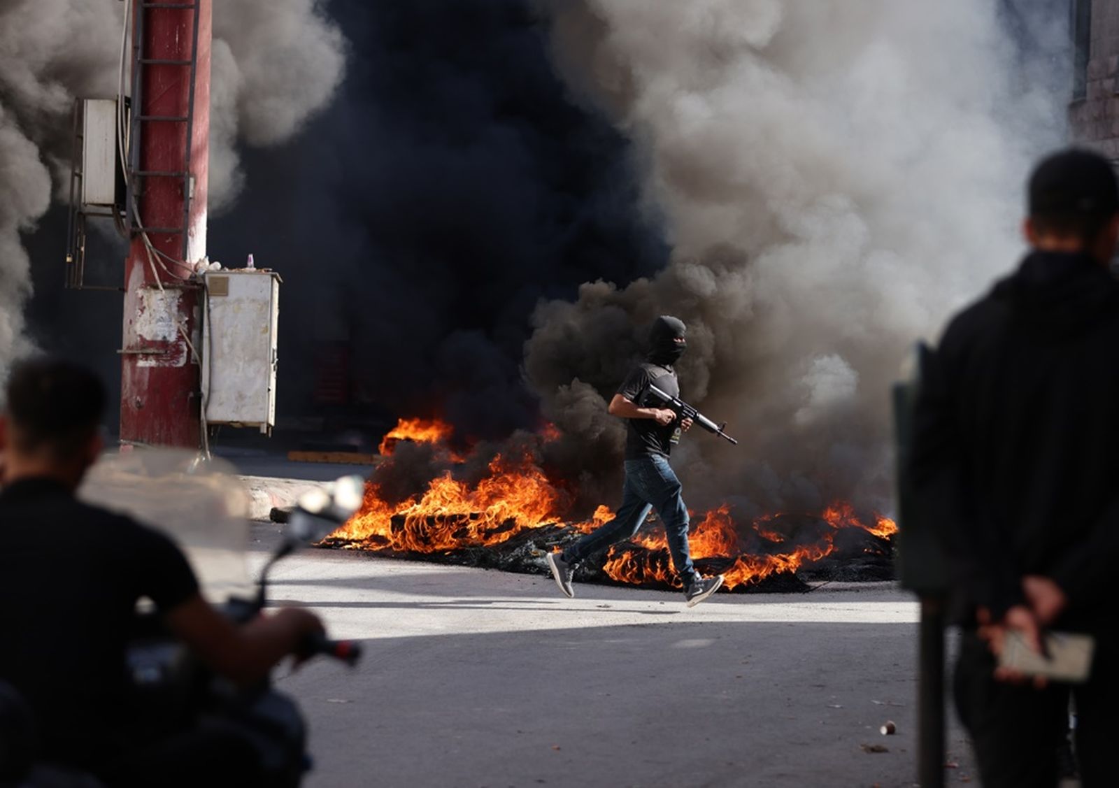 Un milicià combat amb tropes israelianes durant la incursió a Jenin, en què han mort 14 palestins